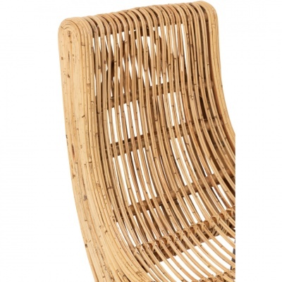 Cadeira em rattan claro com tiras verticais finas e curvadas