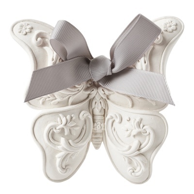 Borboleta decorativa branca em cerâmica com laço cinzento