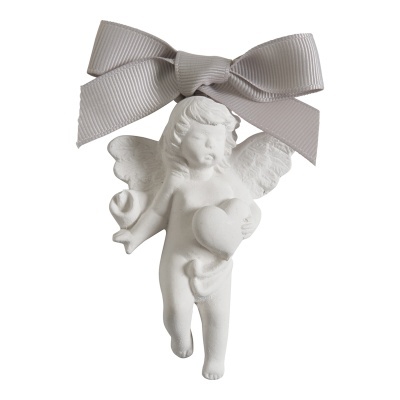 Estatueta de anjo branco segurando coração com laço cinza