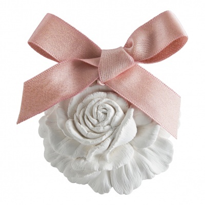 Enfeite floral branco com laço rosa em fundo branco