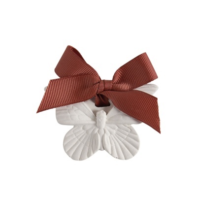 Borboleta decorativa branca com laço castanho