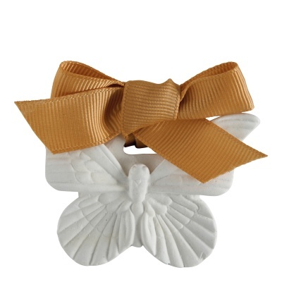 Borboleta branca com fita castanha em laço, fundo branco