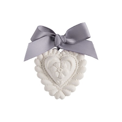 Ornamento em forma de coração creme com laço cinza.