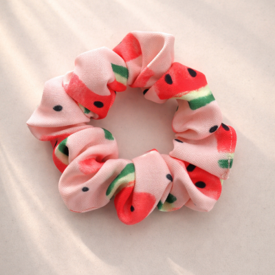 Elástico de cabelo com padrão de melancia em fundo bege