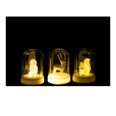 Três objetos decorativos iluminados dentro de campânulas de vidro com animais em branco