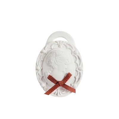Broche oval branco com relevo de perfil feminino e laço castanho