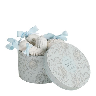 Conjunto de sabonetes decorativos em caixa redonda com padrão floral e laços azuis