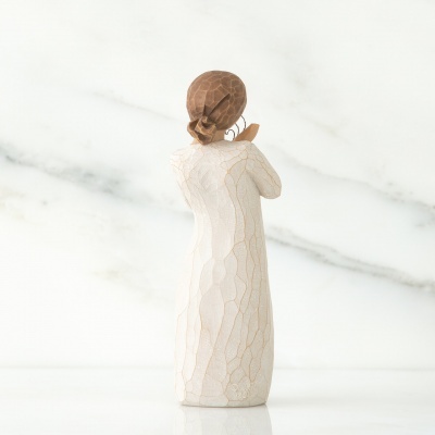 Figura decorativa de mulher em madeira com vestido branco texturizado