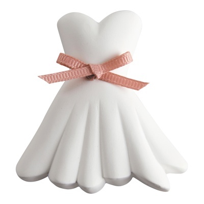 Peça decorativa branca em forma de vestido com fita cor-de-rosa.