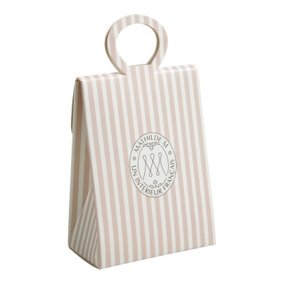 Saco de papel riscado bege e branco com asa e selo oval