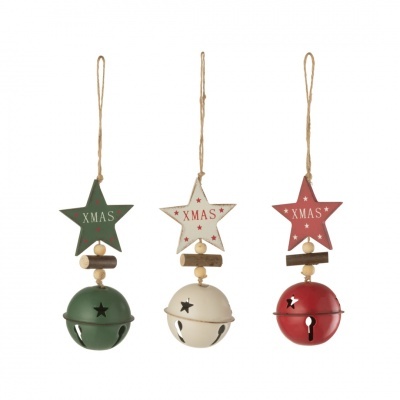 Três enfeites de Natal com estrelas verdes, brancas e vermelhas e sinos metálicos pendurados