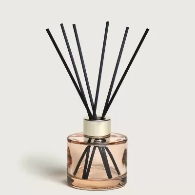 Difusor de ambiente com varetas pretas e base de vidro cor de rosa