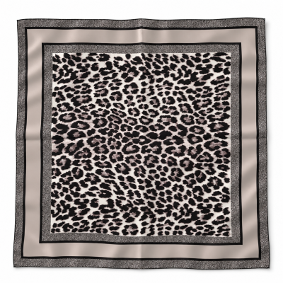 Lenço quadrado com padrão animal print e bordas bege e pretas.