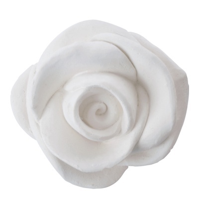 Escultura branca em forma de rosa com textura suave