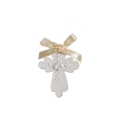 Adorno decorativo em forma de cruz branca com fita de cetim