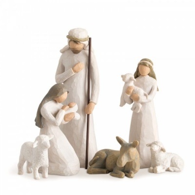Figuras decorativas de presépio em madeira com Maria, José, mulher com cordeiro e três animais.