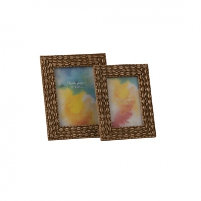 Dois porta-retratos em madeira castanha com textura entalhada