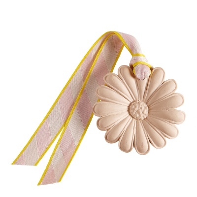 Ornamento decorativo em forma de flor com fita rosa e amarela para pendurar