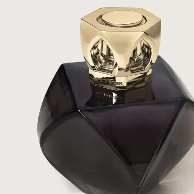 Frasco de vidro azul escuro com tampa dourada hexagonal com texto LALIQUE BERGER