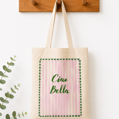 Saco de lona bege com texto Ciao Bella e padrão rosa e verde pendurado