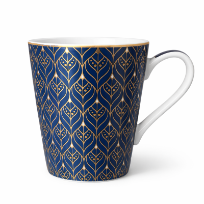 Caneca de porcelana azul com padrão dourado e pega branca
