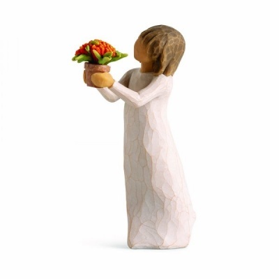 Figura decorativa feminina de madeira segurando vaso com flores