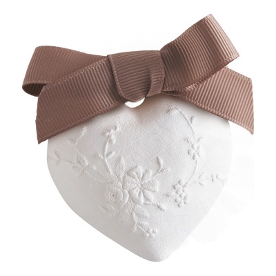 Coração branco bordado com laço castanho em fita de gros-grain