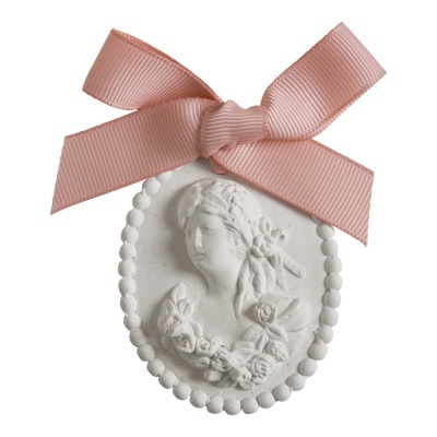 Medalhão oval branco com figura feminina em relevo e laço rosa