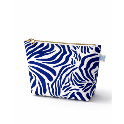 Bolsa cosmética azul e branca com padrão zebral e fecho dourado