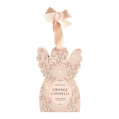 Pendente decorativo em forma de anjo cor rosa claro com padrão floral e fita para pendurar