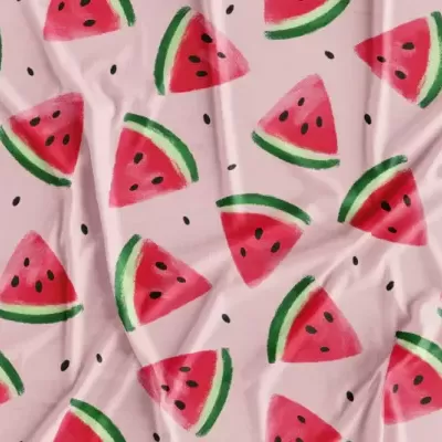 tecido rosa claro com padrão de fatias de melancia em triângulo