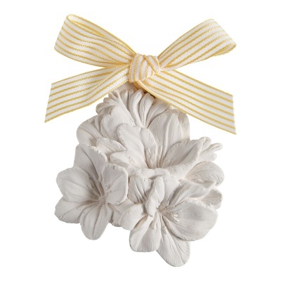 Ornamento floral branco com laço amarelo às riscas