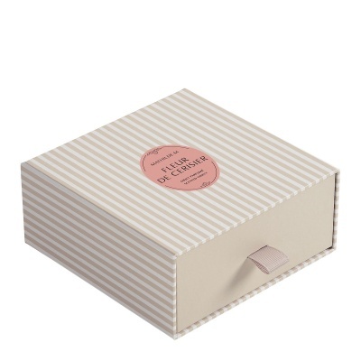 Caixa de cartão às riscas com etiqueta rosa e pega de tecido