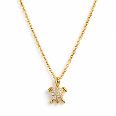 Colar dourado com pendente de tartaruga e pedras brilhantes