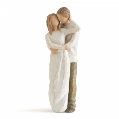 Escultura decorativa de casal abraçado em resina com textura cerâmica