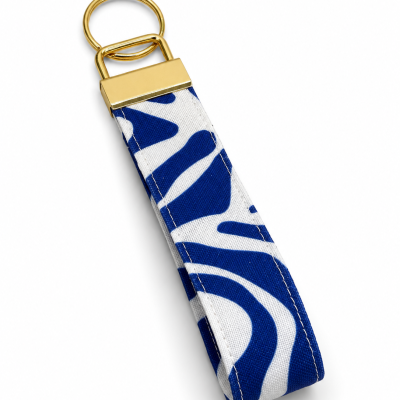 Chaveiro azul branco com aro metálico dourado
