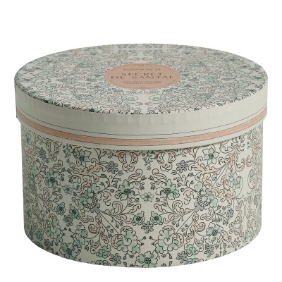 Caixa redonda decorativa com padrão floral e texto BISCANIA no topo