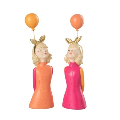 Figuras decorativas de meninas com vestidos coloridos segurando balões.