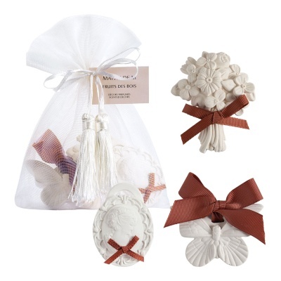 Conjunto decorativo branco com flores, camafeu, borboleta e saco com tasséis e etiqueta