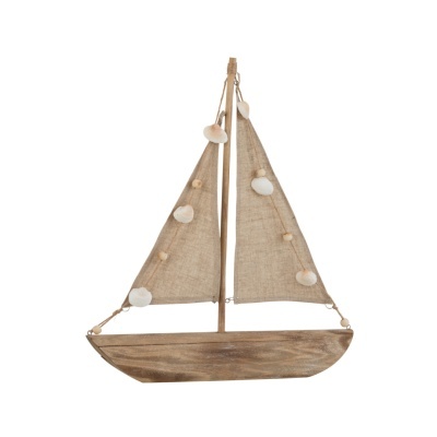 Barco decorativo de madeira com velas de tecido bege e conchas brancas