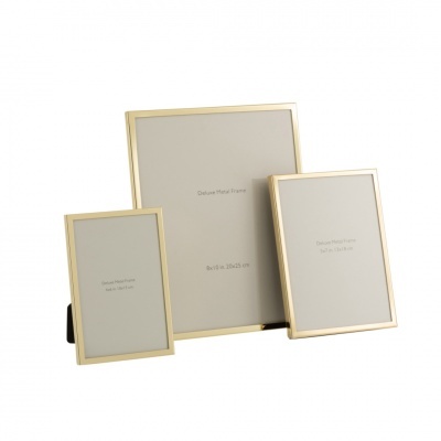 Três molduras de metal dourado com texto impresso no interior