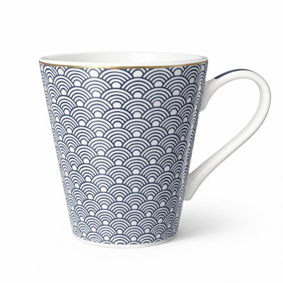 Caneca branca com padrão azul de arcos e bordo dourado