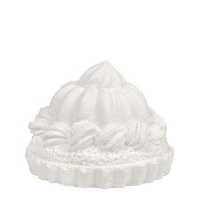 Figura decorativa branca em formato de cupcake com textura imitando creme