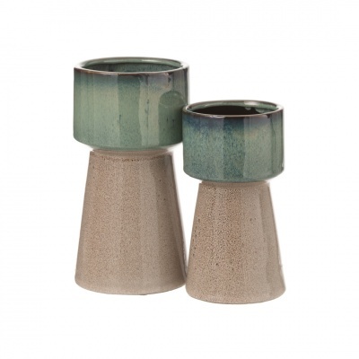 Dois vasos altos de cerâmica bege e verde com textura vidrada