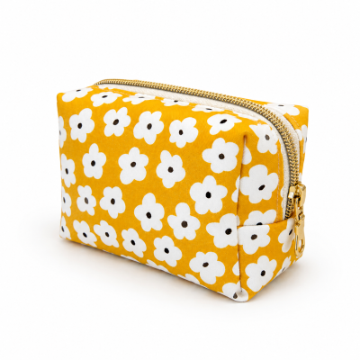Estojo amarelo com flores brancas e fecho dourado