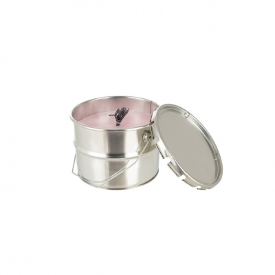 Vela em caixa metálica prateada com tampa ao lado e interior rosa com pavio preto