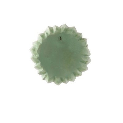 Prato cerâmico verde com bordas em pétalas visto de cima