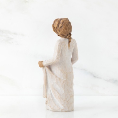 Estátua decorativa de mulher com vestido branco e cabelo trançado