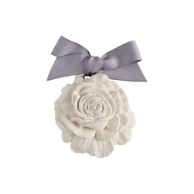 Fiore decorativo branco em tecido com laço cinzento.