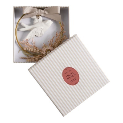 Caixa de decoração com argola dourada, pendente de andorinha branca e flores secas